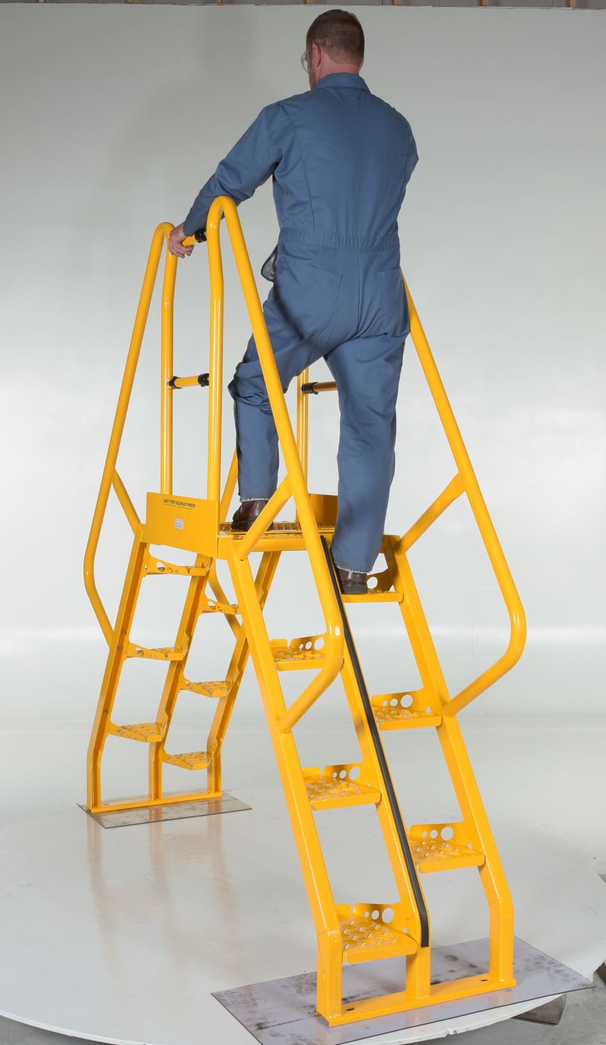 Vestil Manufacturing Corp Alternating Step Cross-Over Ladders– – Now available at MTN Shop US. - imagen 8