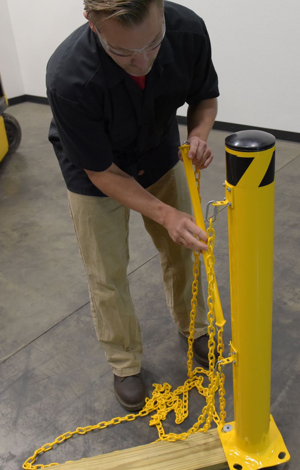 Vestil Manufacturing Corp Dock Chain Bollard Barrier Systems– – Now available at MTN Shop US. - imagen 7
