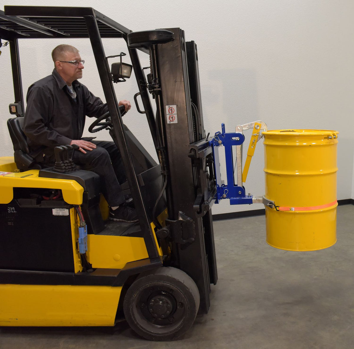 Vestil Manufacturing Corp Carriage-Mounted Drum Lifter– – Now available at MTN Shop US. - imagen 2