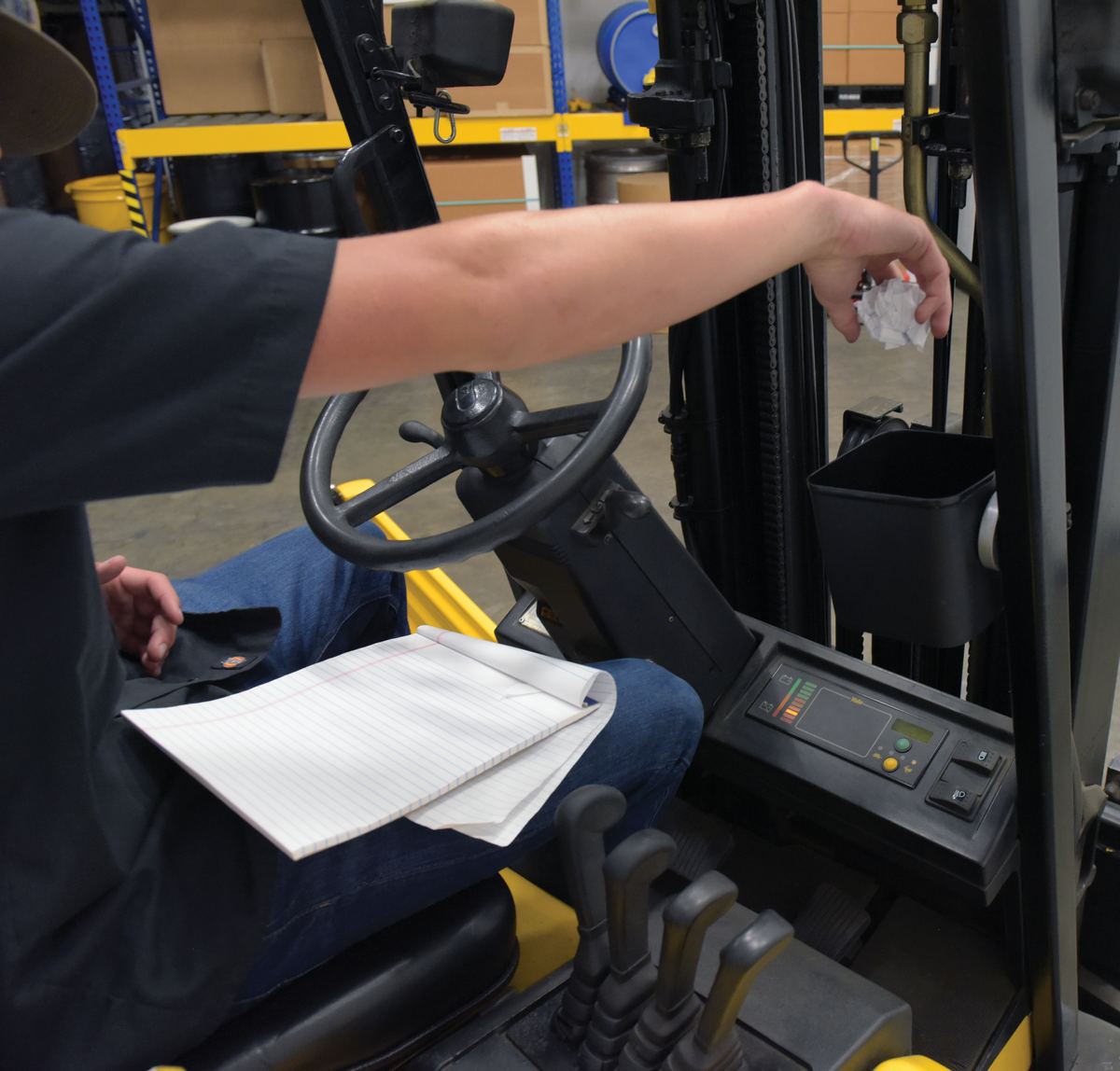 Contenedor de almacenamiento magnético de plástico para carretilla elevadora Vestil Manufacturing Corp– – Ahora disponible en MTN Shop US. - imagen 6