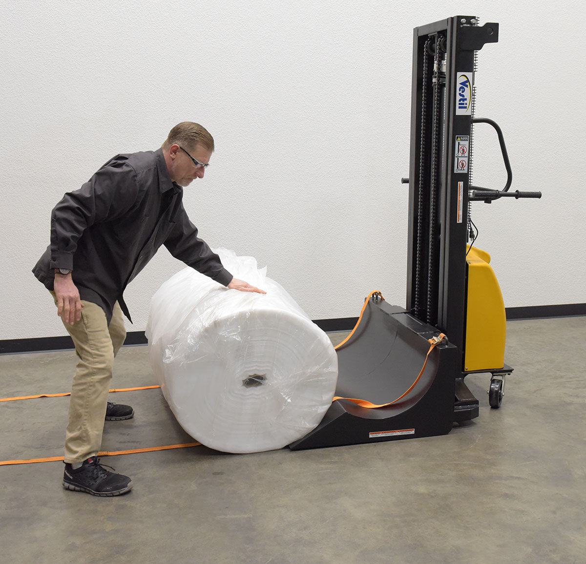 Vestil Manufacturing Corp Roll Material Transporter with DC Powered Lift Feature– – Now available at MTN Shop US. - imagen 3
