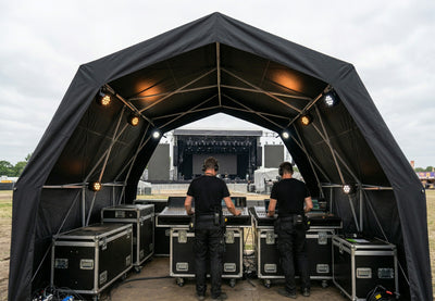 Carpa emergente comercial de Konligo instalada como stand frontal en un evento en vivo