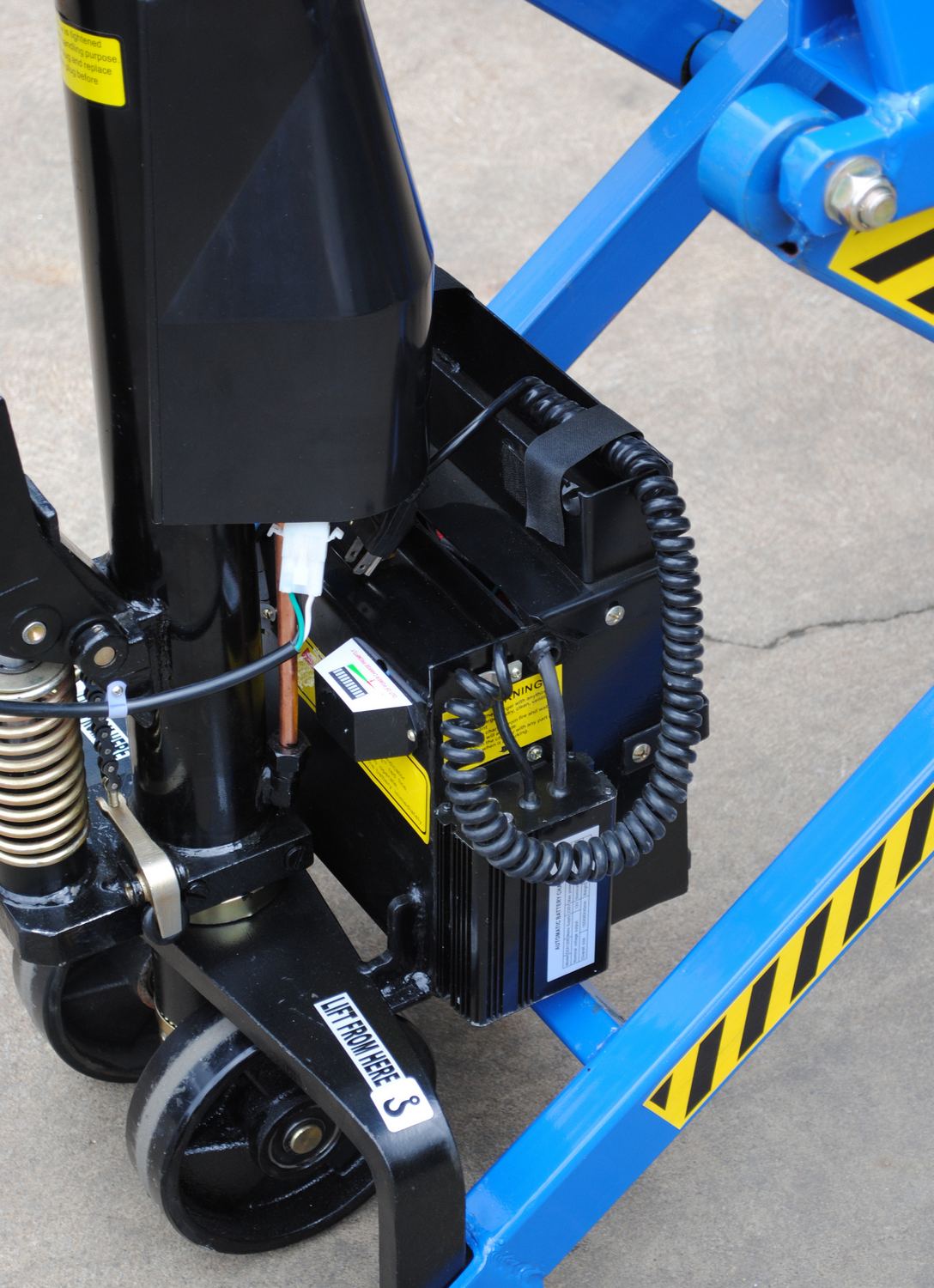 Elevador de bolsas de doble potencia de Vestil Manufacturing Corp– – Ahora disponible en MTN Shop US.