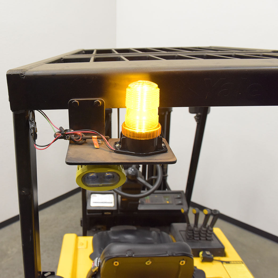 Luz de advertencia y seguridad para carretillas elevadoras de Vestil Manufacturing Corp– – Ahora disponible en MTN Shop US.