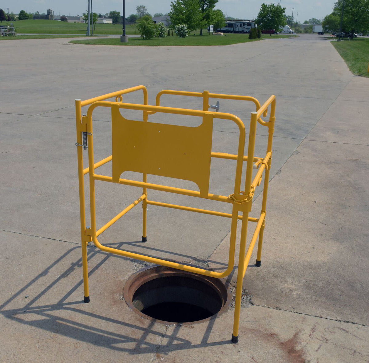 Barandillas de protección para bocas de acceso de Vestil Manufacturing Corp– – Ahora disponibles en MTN Shop US.
