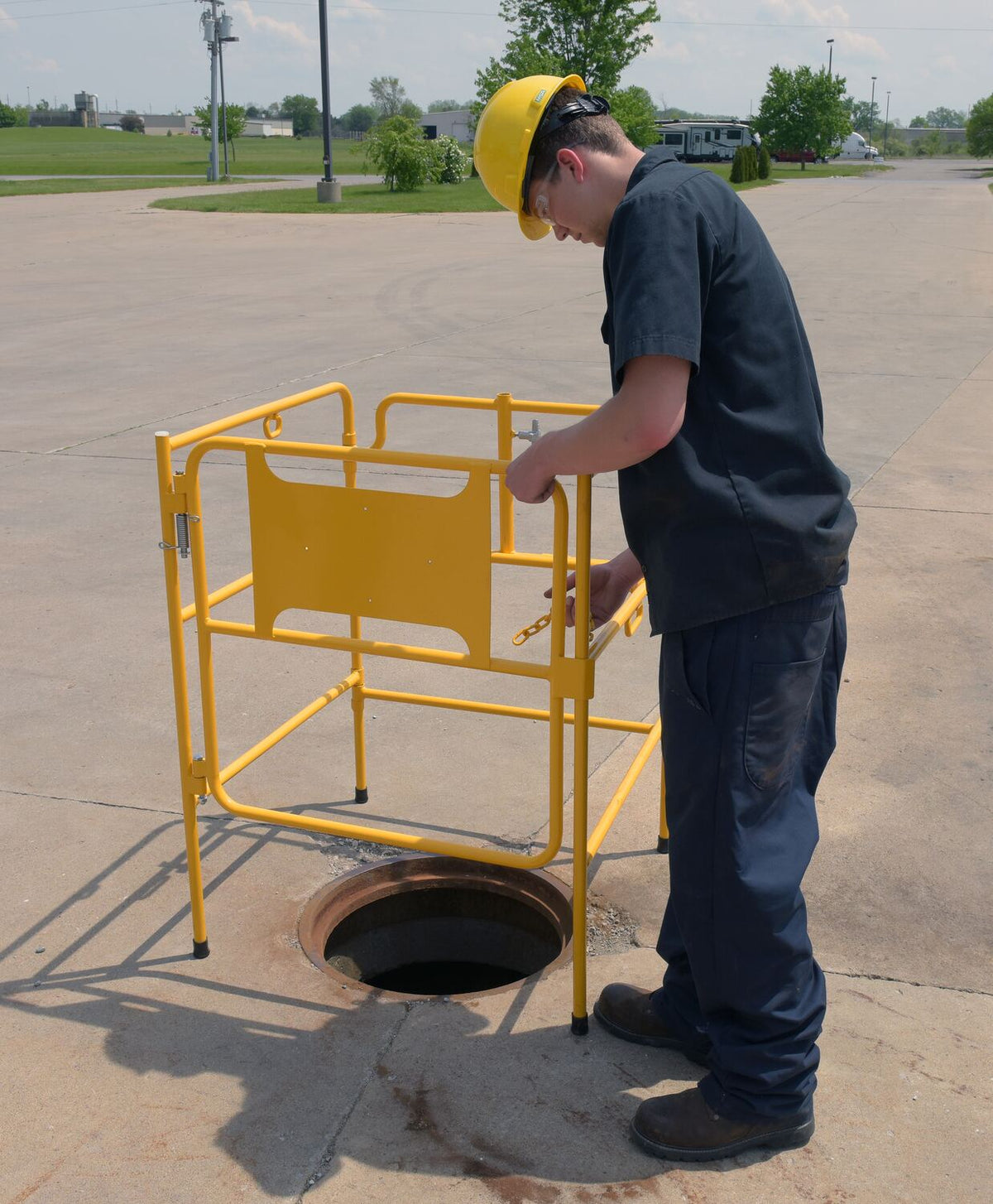 Barandillas de protección para bocas de acceso de Vestil Manufacturing Corp– – Ahora disponibles en MTN Shop US.