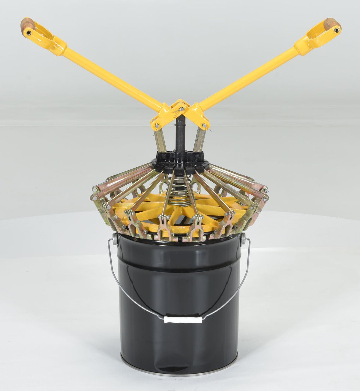 Vestil Manufacturing Corp Steel Pail Lid Closing Tool– – Now available at MTN Shop US. - imagen 6