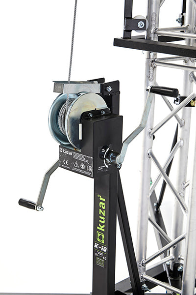 Close-up view of the heavy-duty manual steel-cable winch and safety brake handle mechanism mounted on the mast of the Kuzar K-10 tower lifting. - imagen 5