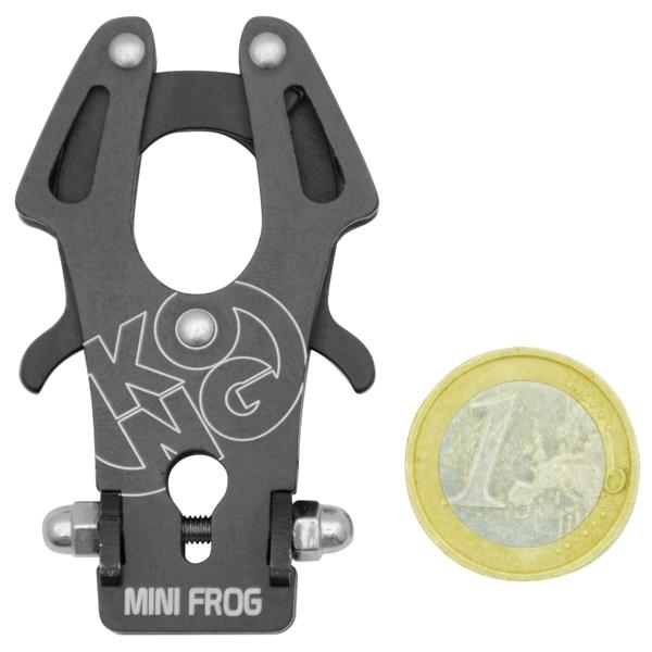 Kong Mini Frog Rope Connector– The Kong Mini Frog is a pocket-sized version of the popular Frog connector. The Mini Frog features the same engineering of the opening gates function with automatic closure. It is great for making leashes, suspension systems of professional cameras, lanyards for tools and so much more. Unlike the standard version, the mini is not a PPE and it is not suitable for human load. – Now available at MTN Shop US. - imagen 6