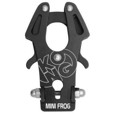 Conector de cuerda Kong Mini Frog: el Kong Mini Frog es una versión de bolsillo del popular conector Frog. El Mini Frog presenta la misma ingeniería de la función de apertura de puertas con cierre automático. Es fantástico para fabricar correas, sistemas de suspensión de cámaras profesionales, cordones para herramientas y mucho más. A diferencia de la versión estándar, el mini no es un EPI y no es adecuado para carga humana. – Ahora disponible en MTN Shop US.