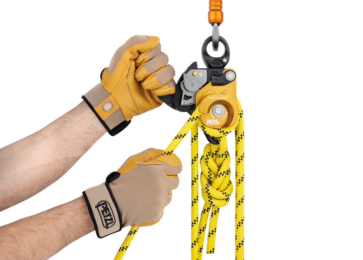 Male operating the twin release pulley with a yellow rope - imagen 2