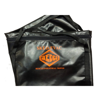 Estuche de transporte para trípode de evacuación SKED Skedco de PMI: proteja su trípode de evacuación SKED con esta bolsa de transporte de vinilo. Bolsa de nailon recubierta de vinilo resistente con cremallera extralarga para volver a empacar fácilmente. Bolsillo interno. – Ahora disponible en MTN Shop US.
