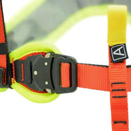 KONG Target Pro harness automatic waist buckle and webbing detail - imagen 3
