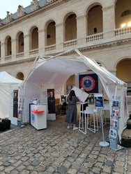 Konligo AK470 foldable event structure with inner white membrane used as an outdoor information booth at a historic venue, featuring promotional displays and seating, now available on MTN SHOP US. - imagen 8