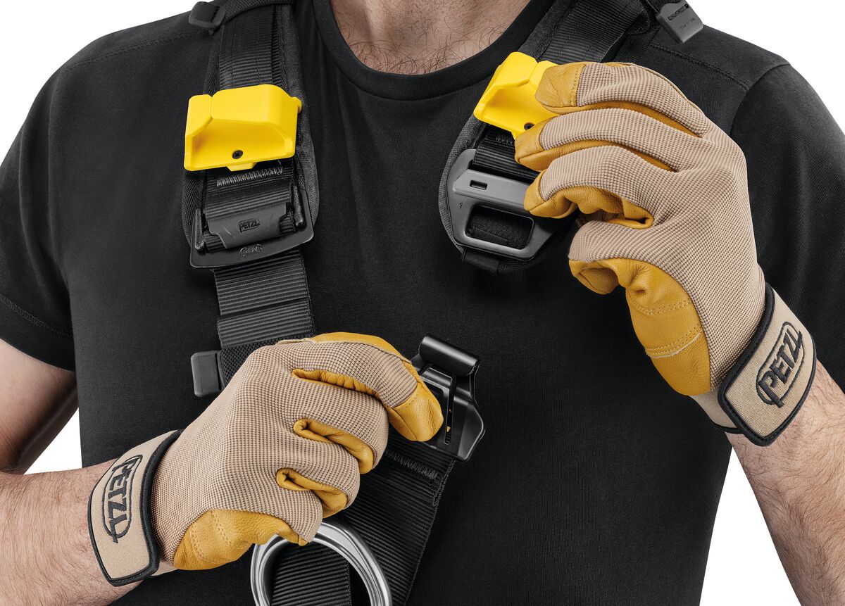 Petzl ASTRO® International Version (Professional & Tactical) – The Petzl Astro® Bod Fast Full Body Harness is designed for greater efficiency and comfort during rope ascents. Includes gated ventral attachment point for optimal integration of equipment. Available in multiple sizes. Shop now. – Now available at MTN Shop US. - imagen 3