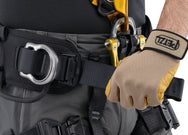 Petzl ASTRO® International Version (Professional & Tactical) – The Petzl Astro® Bod Fast Full Body Harness is designed for greater efficiency and comfort during rope ascents. Includes gated ventral attachment point for optimal integration of equipment. Available in multiple sizes. Shop now. – Now available at MTN Shop US. - imagen 6