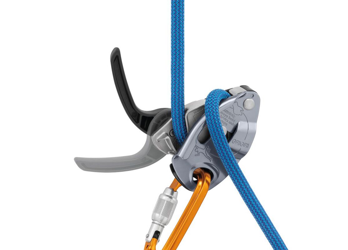 Gray Petzl GRIGRI belay device attached to a carabiner with a blue rope and a hand on the brake side - imagen 9