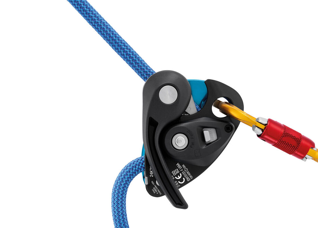 Blue Petzl GRIGRI + belay device attached to a red carabiner with a blue rope - imagen 8