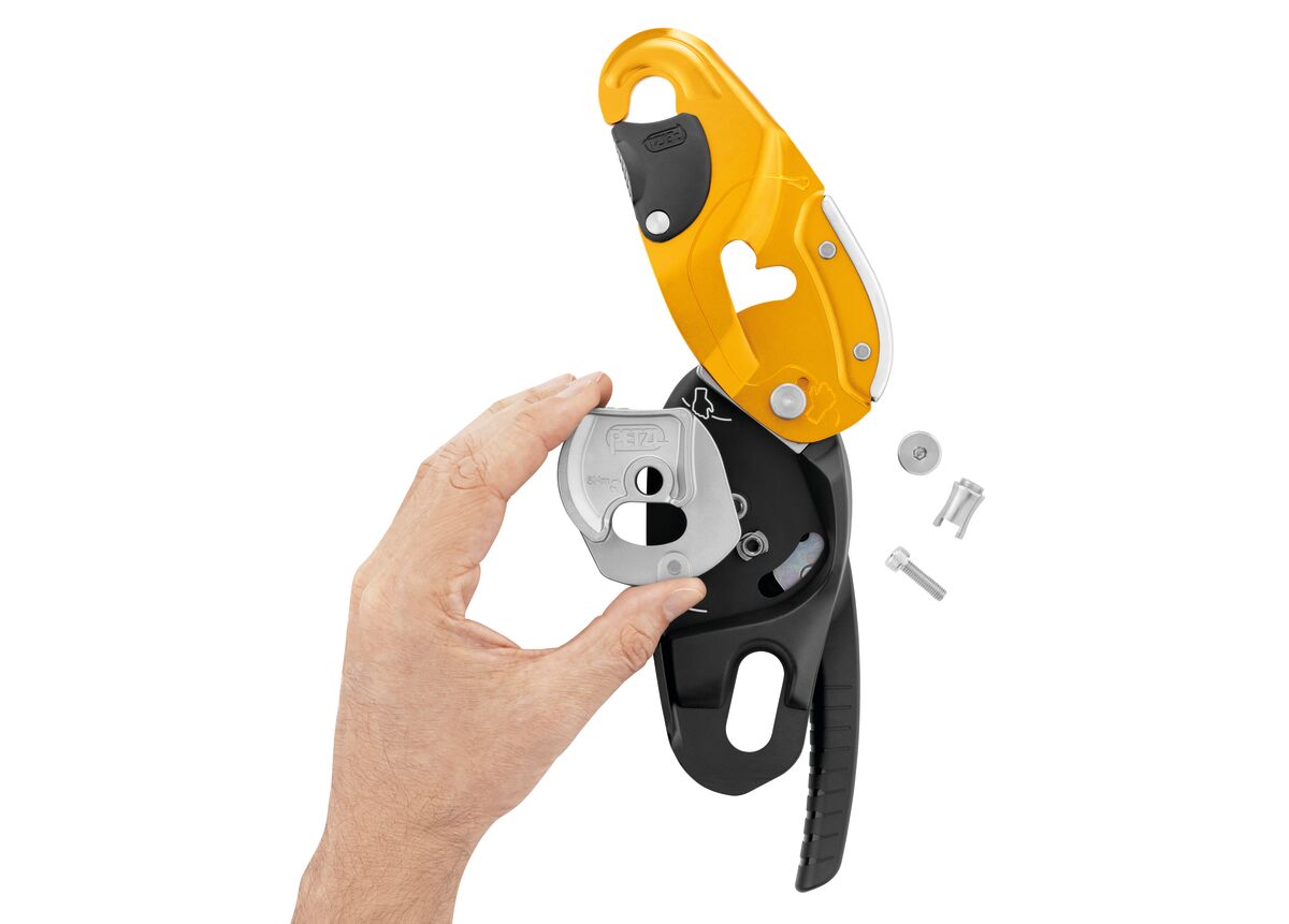 Petzl RIG descender showing removable side plate and cam - imagen 4