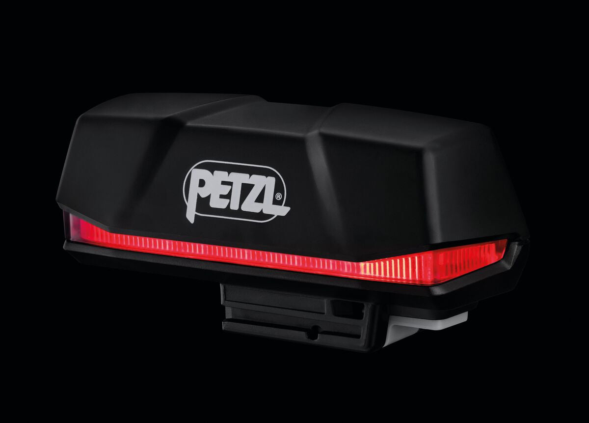 Petzl R1 Rechargeable battery for XENA headlamp, 3200 mAh, with USB-C charging, red lighting for visibility, and a five-level charge indicator. - imagen 2