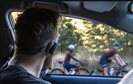 Person wearing Sena EXPAND Mesh headset while driving, viewed from rear seat - imagen 4