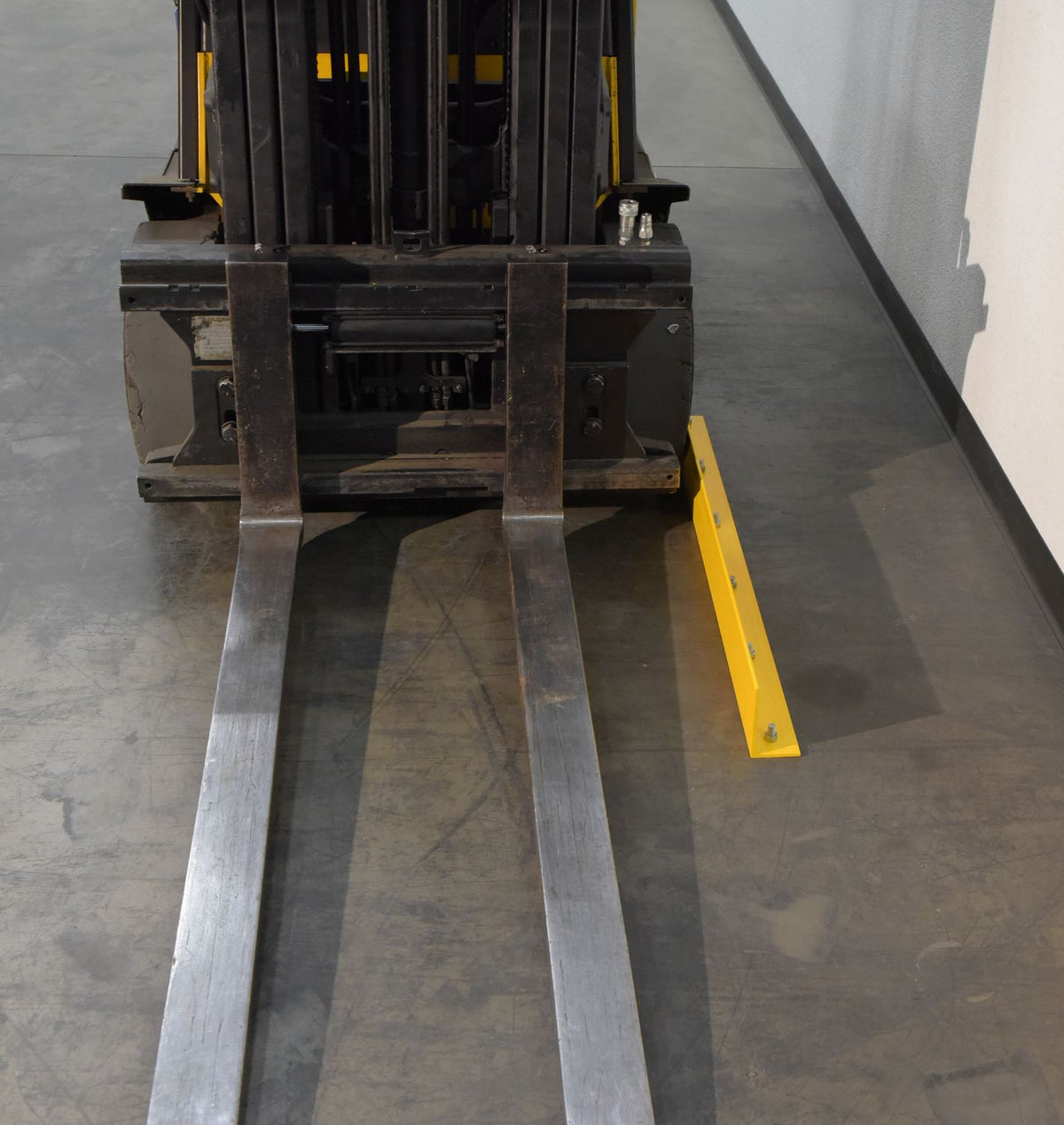 Vestil Manufacturing Corp Inline Safety Guard Floor Curb– – Now available at MTN Shop US. - imagen 6