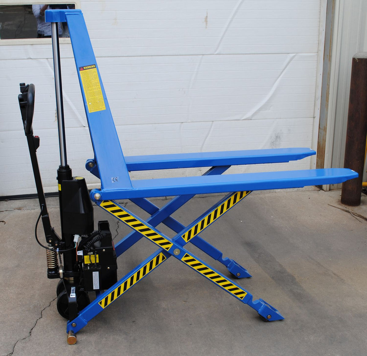 Elevador de bolsas de doble potencia de Vestil Manufacturing Corp– – Ahora disponible en MTN Shop US.