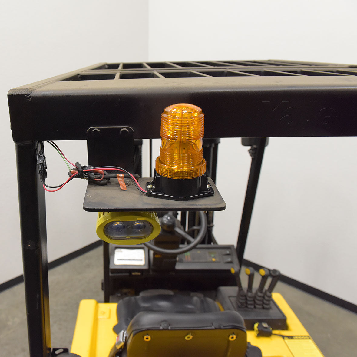 Luz de advertencia y seguridad para carretillas elevadoras de Vestil Manufacturing Corp– – Ahora disponible en MTN Shop US.