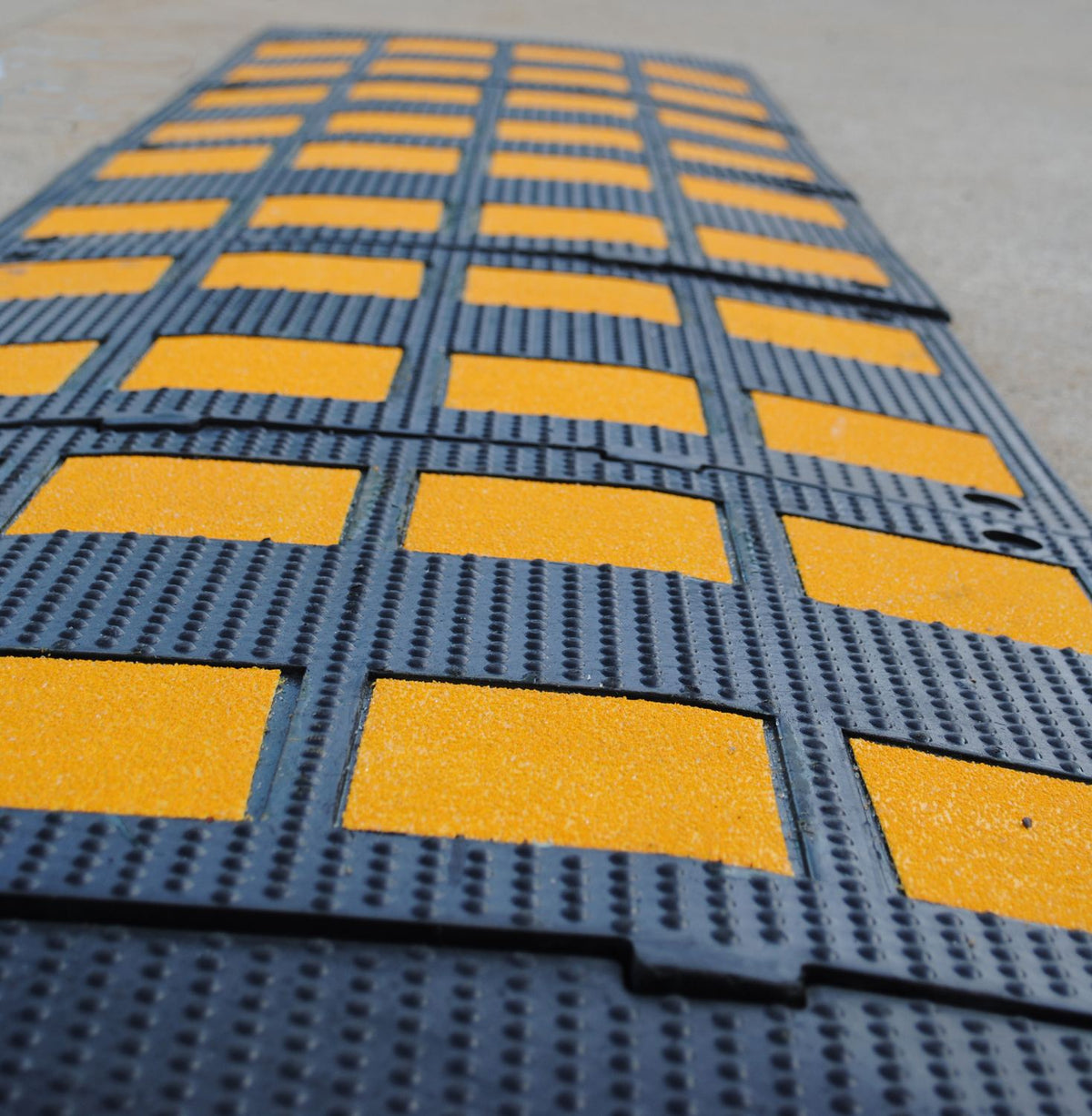 Vestil Manufacturing Corp Rubber Speed Humps– – Now available at MTN Shop US. - imagen 6