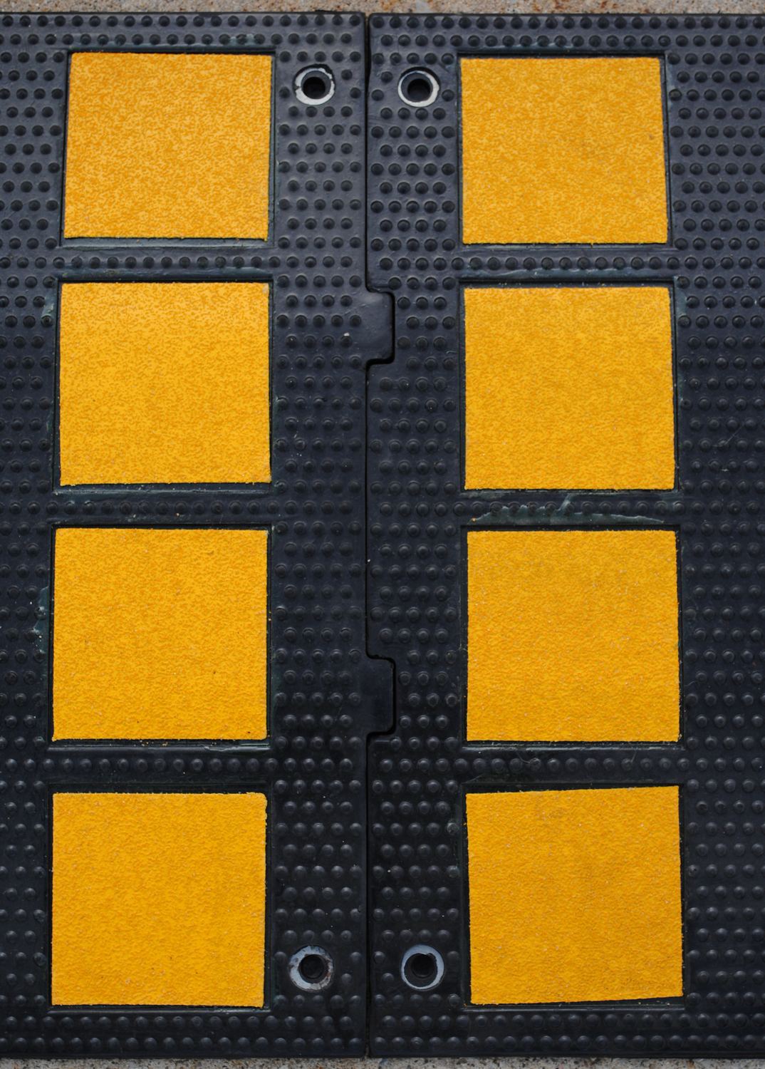 Vestil Manufacturing Corp Rubber Speed Humps– – Now available at MTN Shop US. - imagen 5