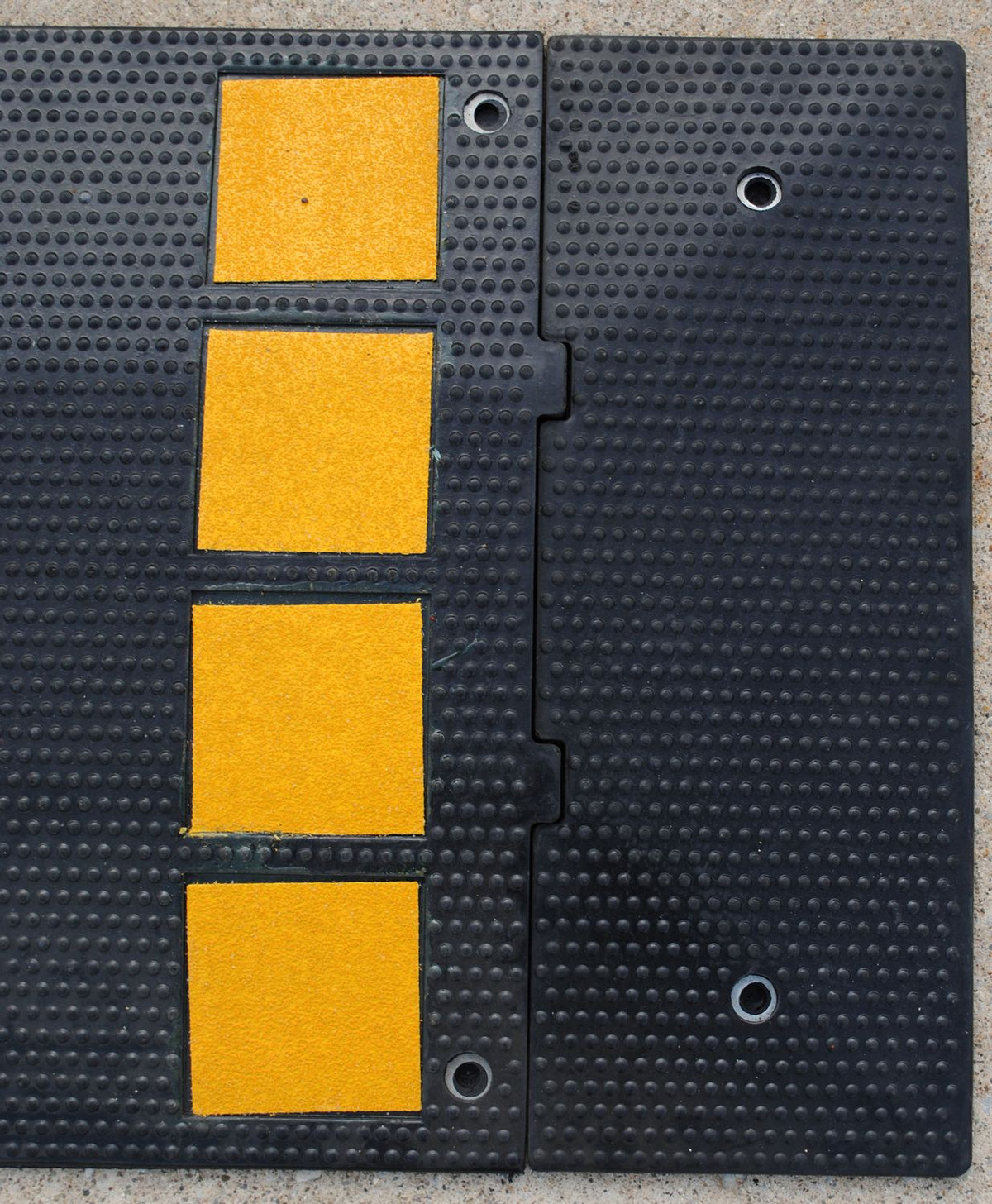 Vestil Manufacturing Corp Rubber Speed Humps– – Now available at MTN Shop US. - imagen 4