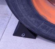 Vestil Manufacturing Corp Rubber Wheel Chocks– – Now available at MTN Shop US. - imagen 3