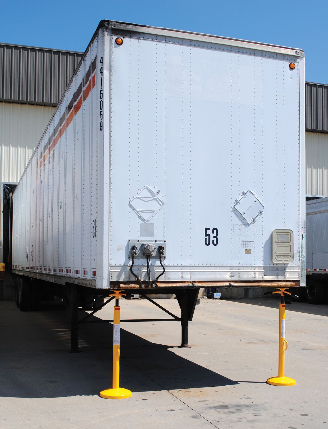 Vestil Manufacturing Corp Trailer Stabilizing Jacks– – Now available at MTN Shop US. - imagen 3