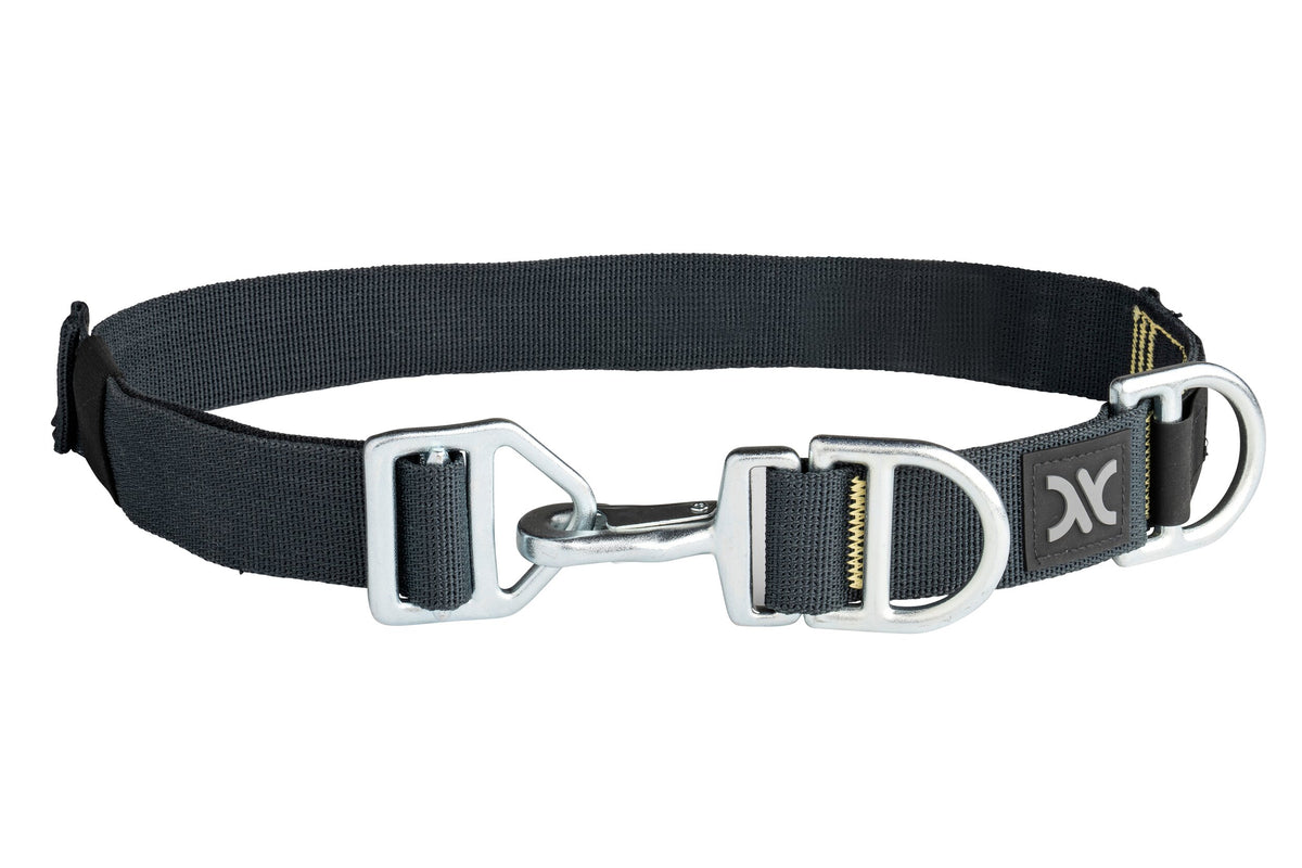 CMC Fulcrum Escape Belt, cinturón de escape para bomberos con sistema de rescate integrado, mostrado en uso - imagen 7
