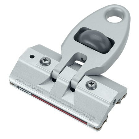 Carro con riel de acceso Harken R27 - Palanca de rueda, anodizado transparente: el sistema de riel de acceso industrial Harken, su solución definitiva para anclaje adaptable en el mantenimiento de instalaciones o embarcaciones. Diseñado a la perfección, este sistema le permite realizar movimientos verticales y horizontales fluidos a alturas elevadas. – Ahora disponible en MTN Shop US.
