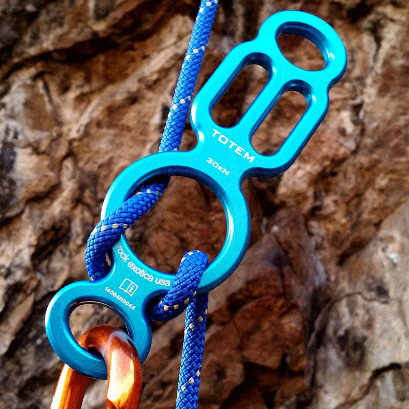 Rock Exotica Totem Descender: el Totem fue diseñado para ser la herramienta de aparejo y rapel más versátil disponible. Puede funcionar como placa de montaje, una figura en forma de 8 fácil de bloquear. – Ahora disponible en MTN Shop US. - imagen 2