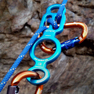 Rock Exotica Totem Descender: el Totem fue diseñado para ser la herramienta de aparejo y rapel más versátil disponible. Puede funcionar como placa de montaje, una figura en forma de 8 fácil de bloquear. – Ahora disponible en MTN Shop US. - imagen 3