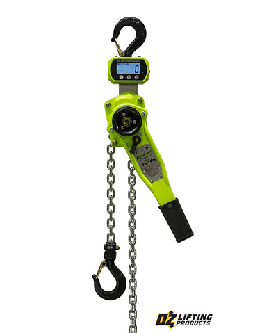 OZ Lifting Dyno-Hoist: El Oz Lifting Dyno-Hoist es un polipasto de palanca equipado con un dinamómetro que muestra con precisión el peso de la carga levantada en la pantalla. Como característica de seguridad, la pantalla mostrará "OVER" si el peso levantado excede el 126% de la capacidad nominal del polipasto para evitar daños. El dinamómetro se puede configurar para mostrar el peso en libras o kg y utiliza baterías AA con una duración de 150 horas. – Ahora disponible en MTN Shop US.