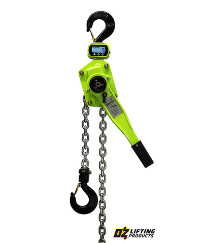 OZ Lifting Dyno-Hoist: El Oz Lifting Dyno-Hoist es un polipasto de palanca equipado con un dinamómetro que muestra con precisión el peso de la carga levantada en la pantalla. Como característica de seguridad, la pantalla mostrará "OVER" si el peso levantado excede el 126% de la capacidad nominal del polipasto para evitar daños. El dinamómetro se puede configurar para mostrar el peso en libras o kg y utiliza baterías AA con una duración de 150 horas. – Ahora disponible en MTN Shop US.