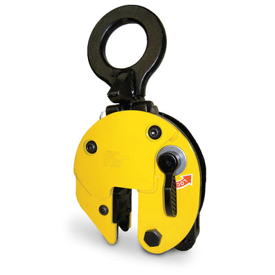 Abrazadera de placa universal con bisagras CY Camlok™: para levantar placas más largas con eslingas de cadena de dos patas, utilice la abrazadera de placa universal con bisagras CY de Camlok. Estas abrazaderas de placa se pueden utilizar en materiales con una dureza superficial de hasta 300 Brinell (32HRc). Gracias a la característica de anillo de gancho giratorio, la abrazadera para placa con bisagras CY se puede instalar en una placa de acero en cualquier posición. – Ahora disponible en MTN Shop US.
